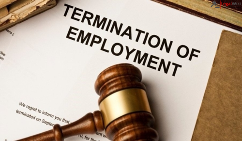 Is it legal to fire an employee without notice in India?