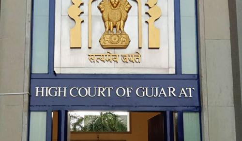 Gujarat High Court Issues Contempt Notice to Party-In-Person for Remarks Against Courts